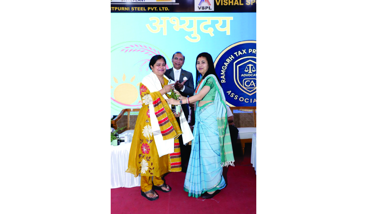 Felicitating Zonal Chairman's wife Nilu Sourabh during the conference by member Maumita Bannerjee