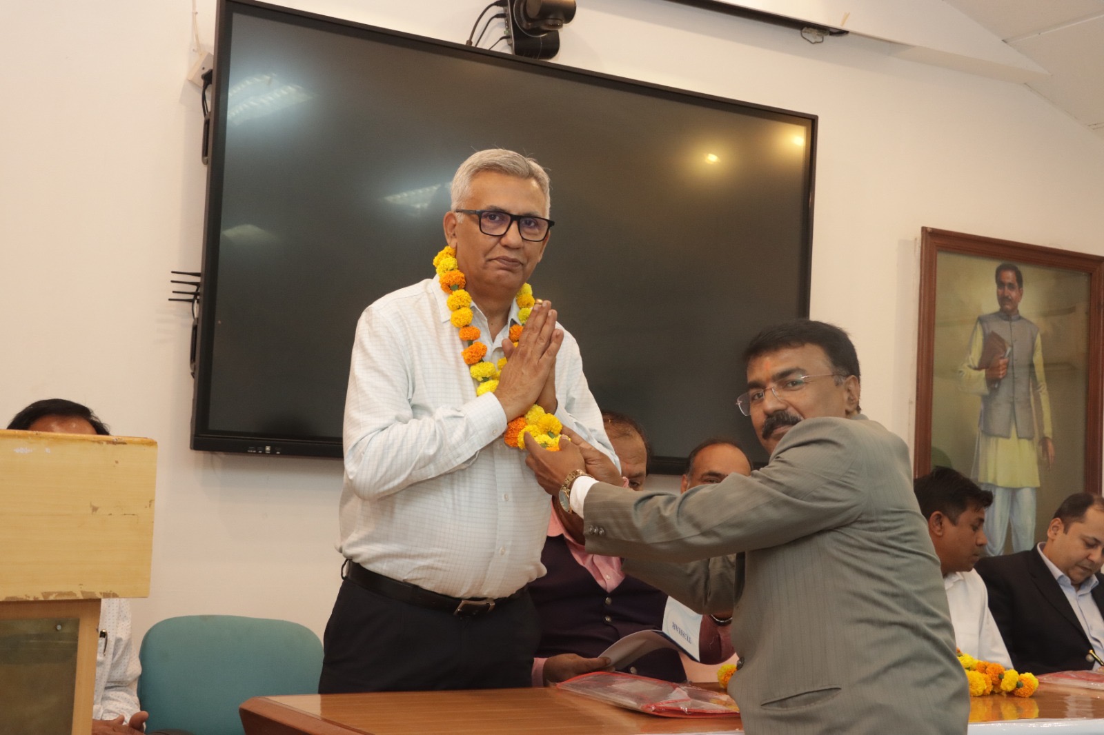 Shri Satyendra Tiwari Ji extending a warm welcome to AIFTP Deputy President Shri Sanjay Kumar Ji during the RRC at Chitrakoot Dham.