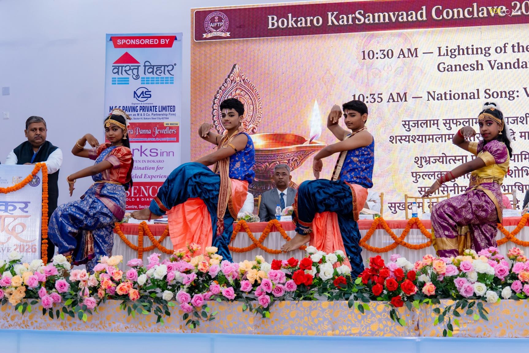 Ganesh Vandana Performance and MOC Jyoti Poddar Ji on the Dias at the beginning of the Conference.